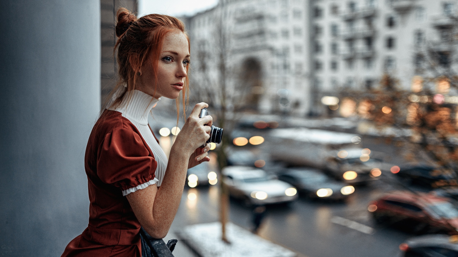 1600x900, 591 Kb / рыжая, фотоаппарат, балкон, улица, веснушки, Оксана Бутовская