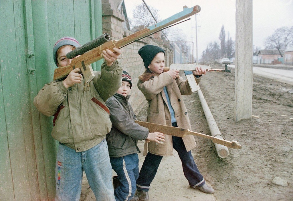 1024x701, 226 Kb / детство, войнушка, оружие