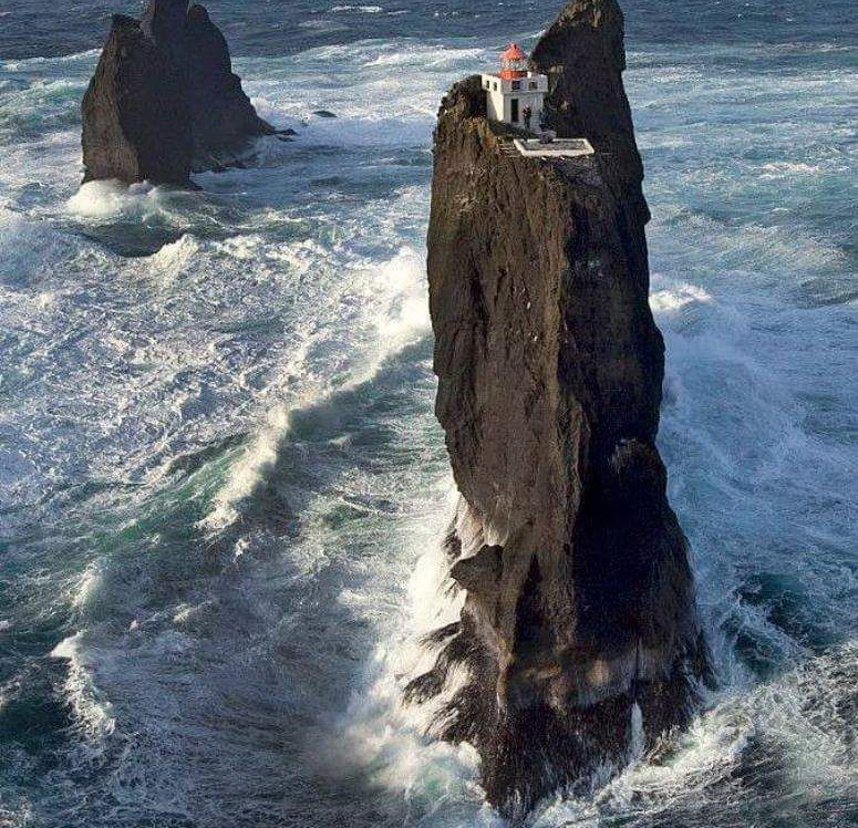775x748, 296 Kb / Lighthouse in Pridrangar, Iceland, скала, маяк, волны, море