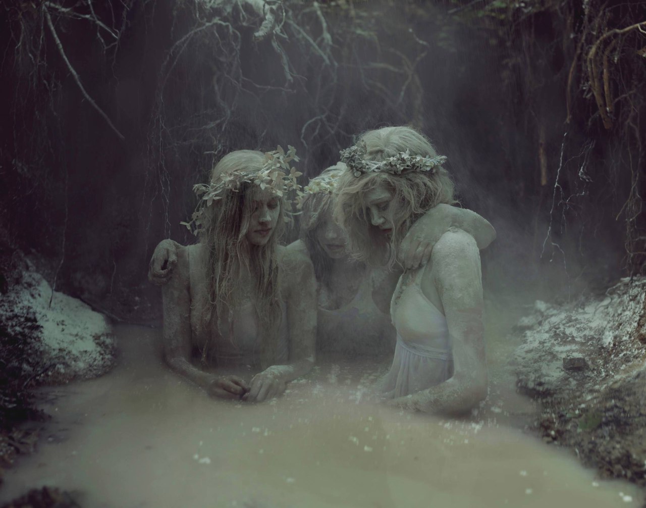 1280x1006, 146 Kb / девушки, яма, корни, вода, грязь, kyle thompson