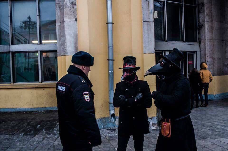 960x637, 79 Kb / полиция, птицы, маска, цилиндр