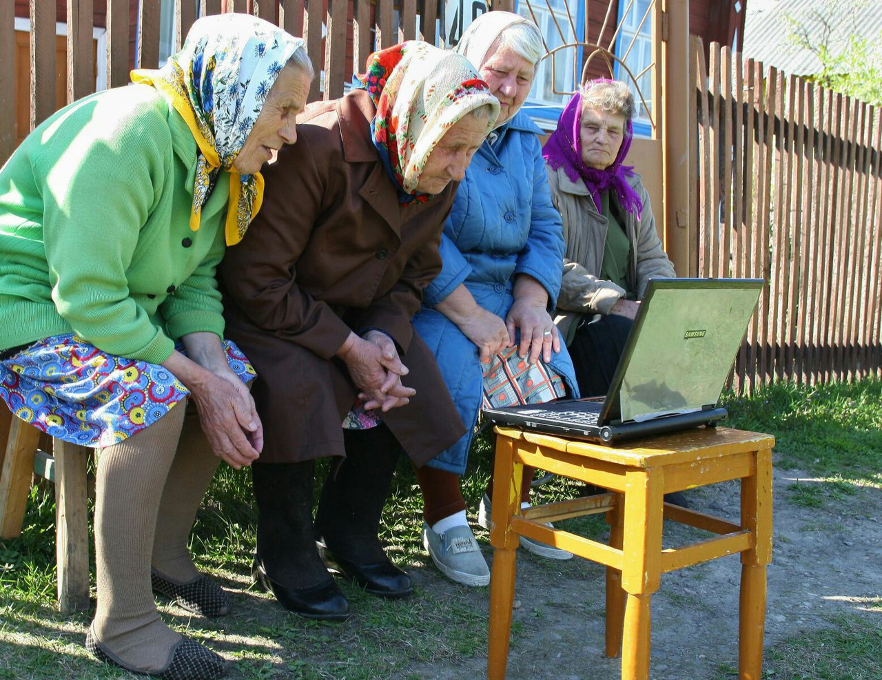1280x987, 357 Kb / бабушки, ноутбук, забор, самсунг, табуретка