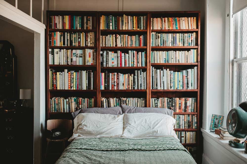 1000x667, 132 Kb / книги, кровать, окно, стул, телефон, вентилятор, фото, дверной проем, лампа