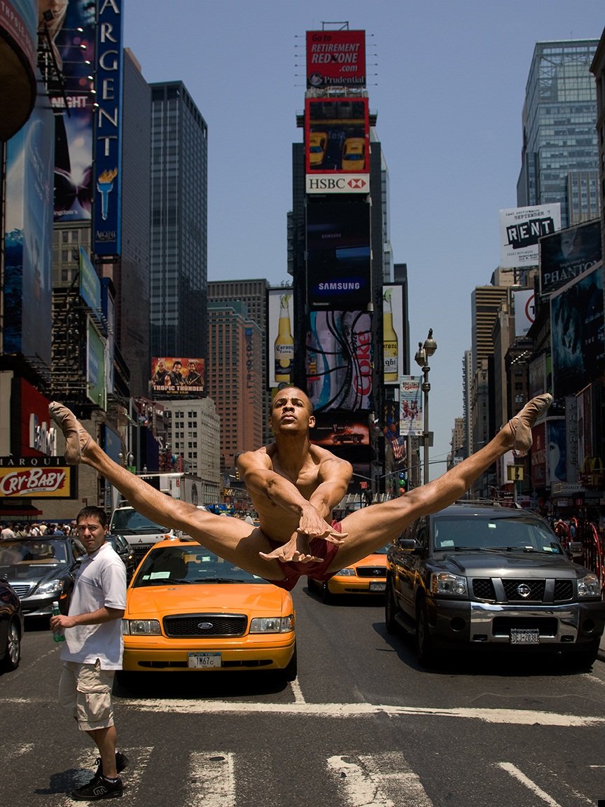 864x1152, 216 Kb / Times Square, такси, пешеходный переход, мужик, танцор, чешки, прыжок, балетки