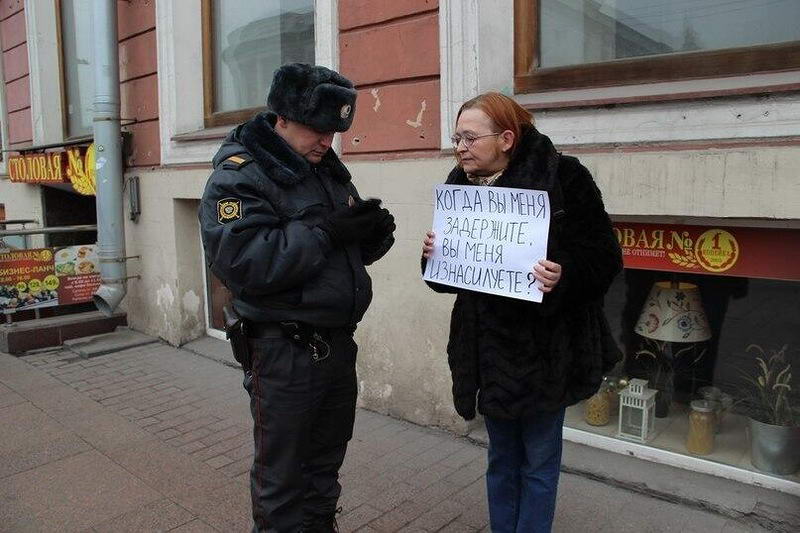 800x533, 70 Kb / полиция, столовая, протест, плакат, изнасилование, пикет