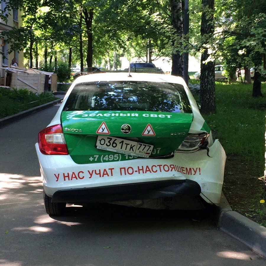 900x900, 311 Kb / шкода, школа, зеленый свет, авария, учебная