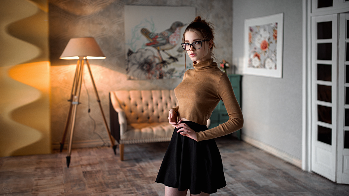 1200x675, 456 Kb / водолазка, юбка, торшер, Анна дюжина, Георгий Чернядьев, дверь, тахта, картина, очки