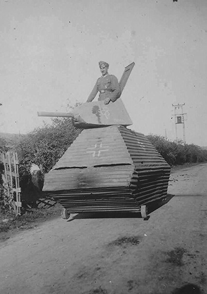 426x604, 47 Kb / танк, военный, забор, кусты, дорога
