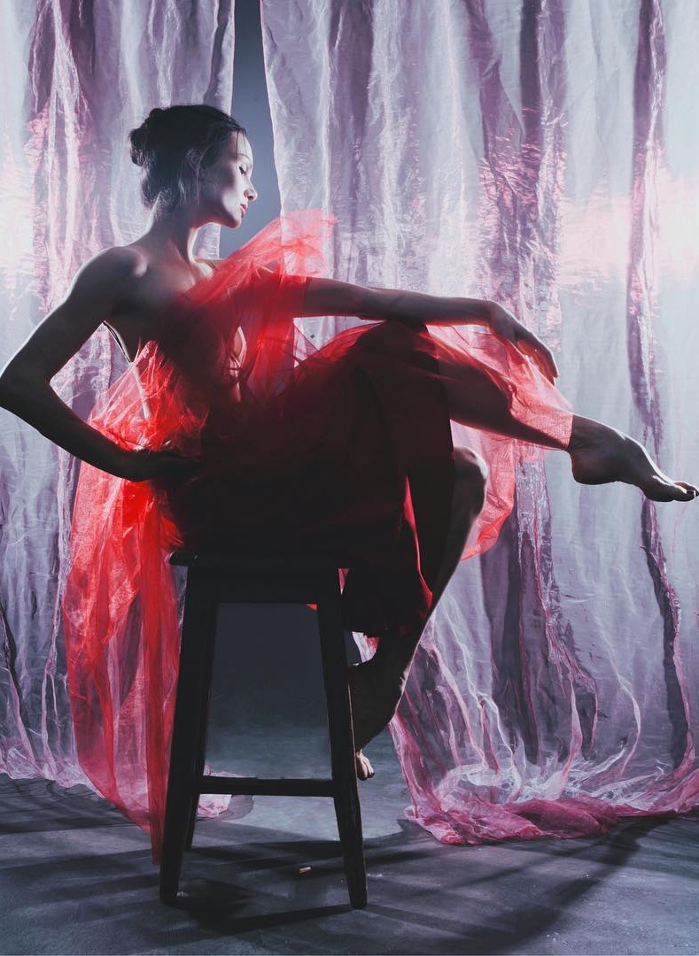 789x1080, 191 Kb / балерина, стул, красное, прозрачное, занавеска