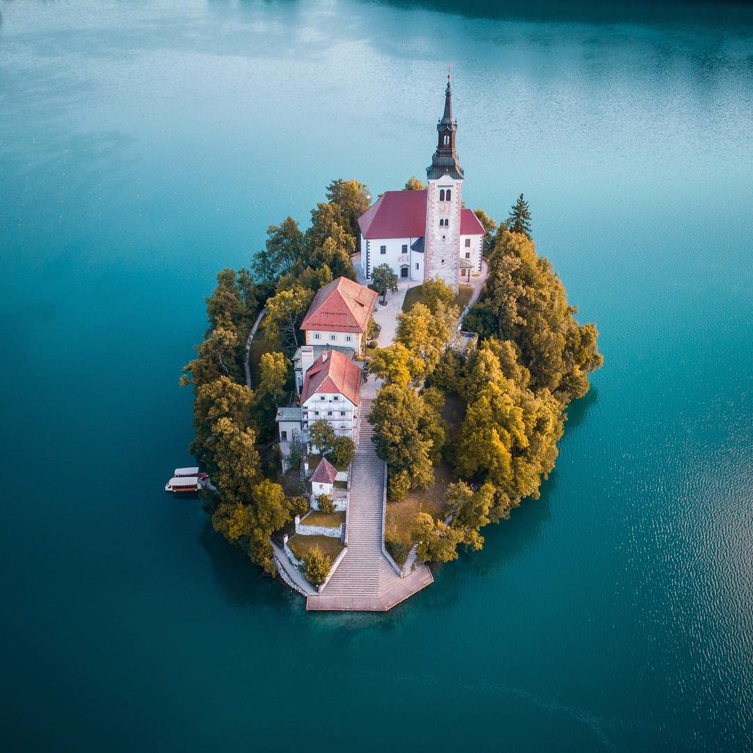 1080x1080, 138 Kb / часовня, остров