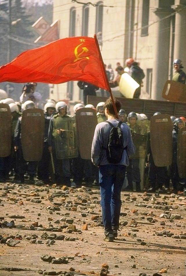 642x953, 106 Kb / флаг, Москва, 1993