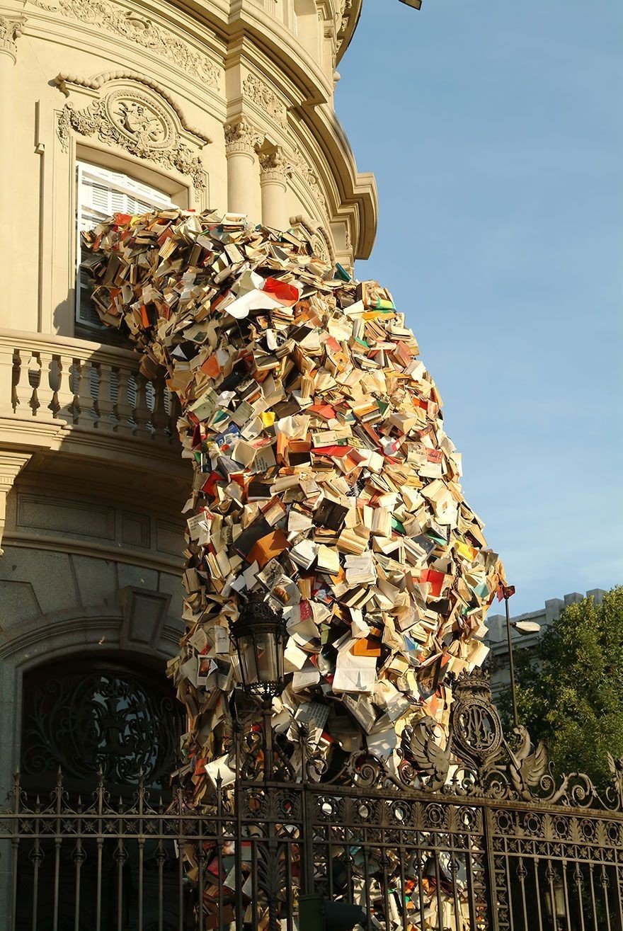 880x1315, 333 Kb / книги, водопад, скульптура