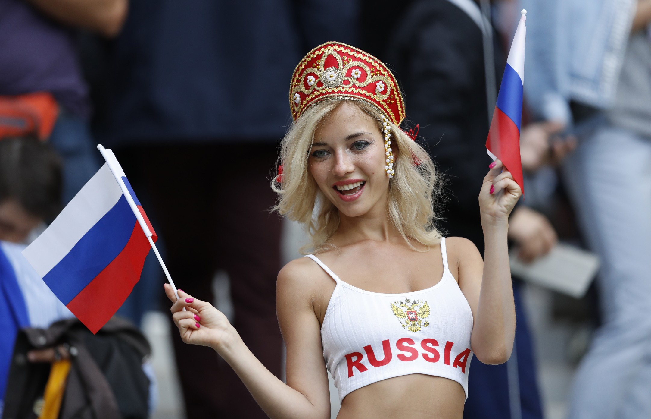 2162x1390, 392 Kb / футбол, болельщица, флаг, кокошник, Наталья Андреева, Danica, Немчинова