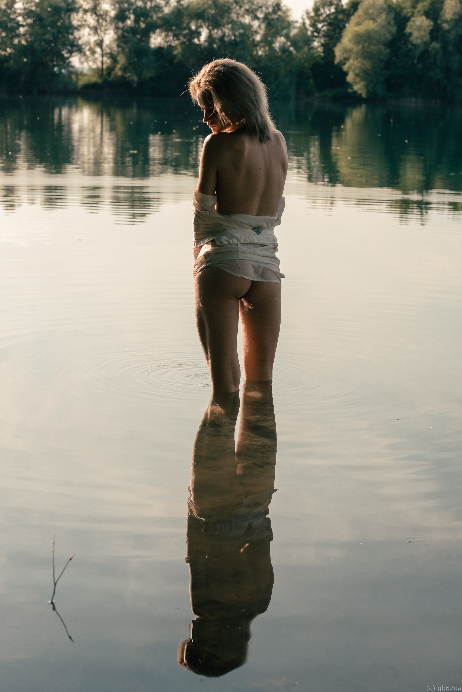 1602x2400, 579 Kb / вода, река, рубашка, деревья, отражения, gb62da