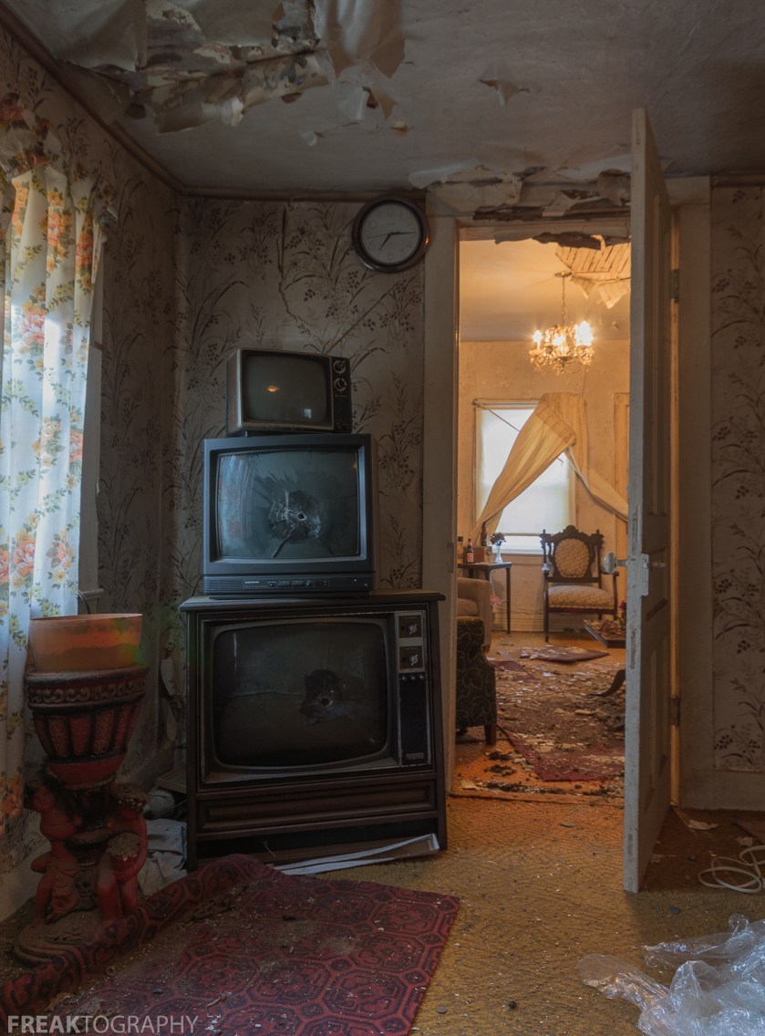 839x1136, 180 Kb / телевизор, отверстия, часы, бардак, люстра, срач