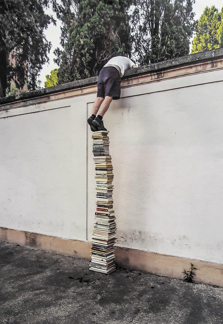 777x1129, 333 Kb / книги, стопка, забор