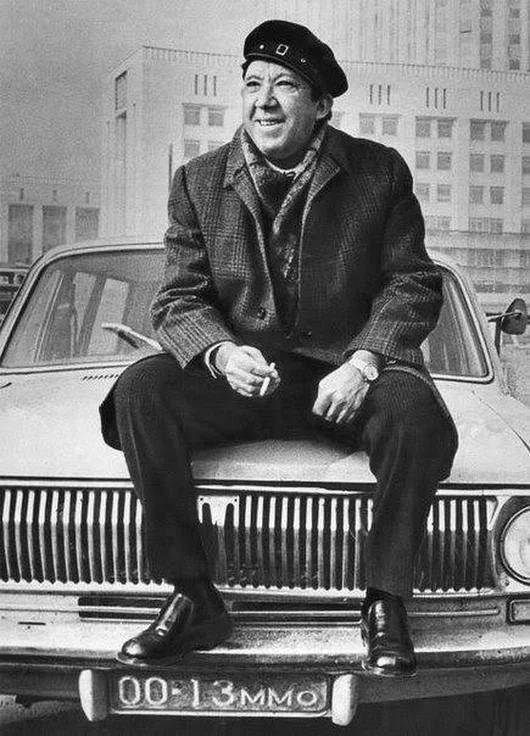 530x736, 70 Kb / Юрий Никулин, Волга, ч/б