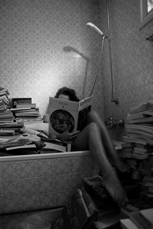 530x794, 67 Kb / книги, завал, бардак, ванная, душ, ноги, кафель, ч/б