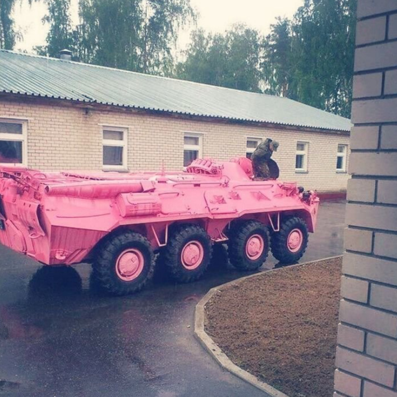 1382x1384, 509 Kb / бтр, розовый