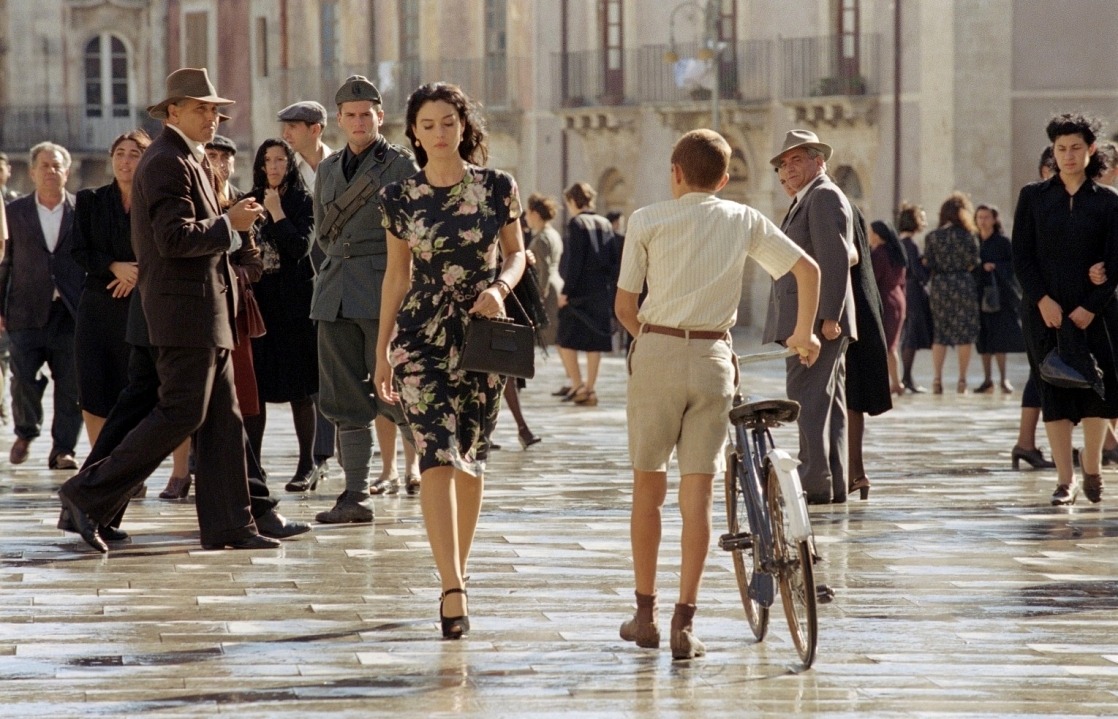 1118x719, 234 Kb / Monica Bellucci, люди, прохожие, женщина, велосипед, Малена, Моника Беллуччи