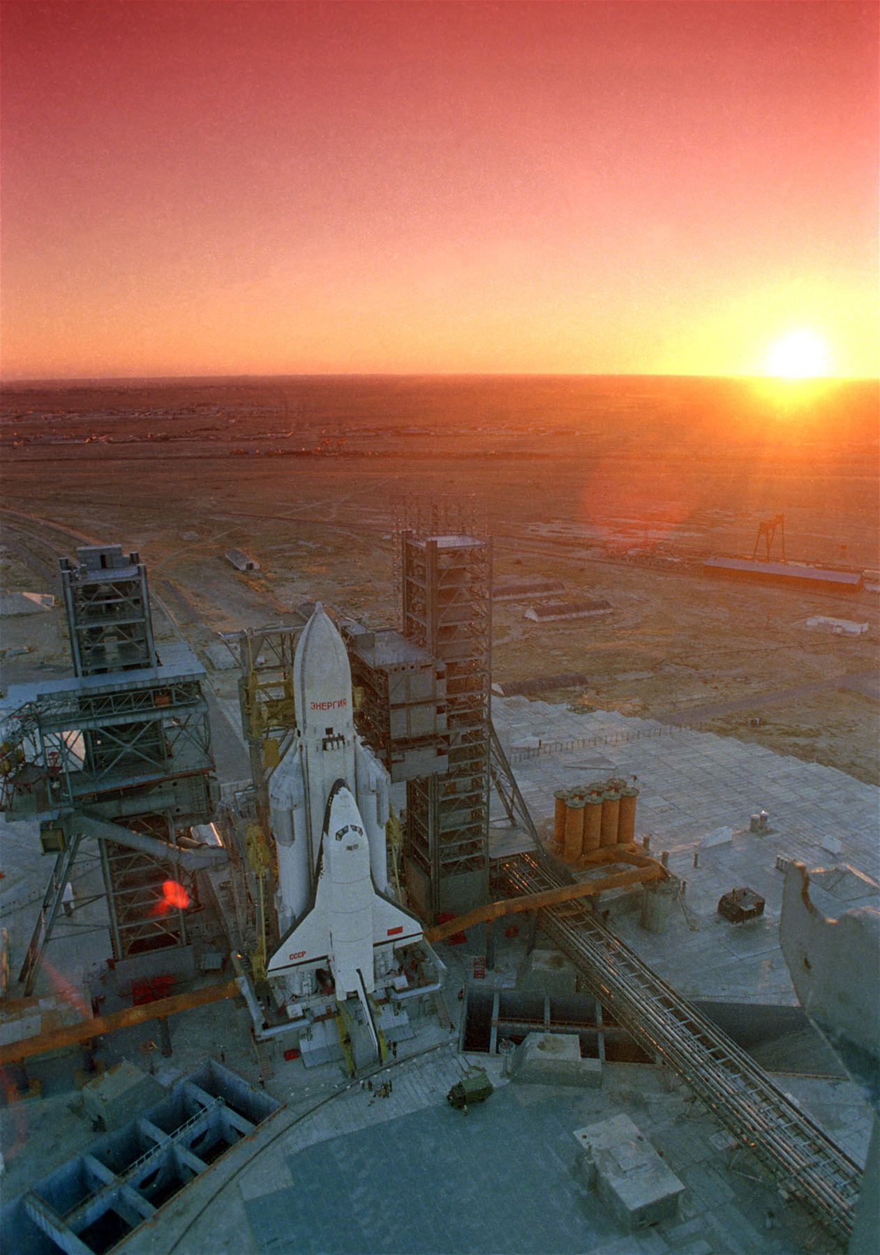 1261x1799, 617 Kb / Буран, взлёт, солнце, энергия, СССР