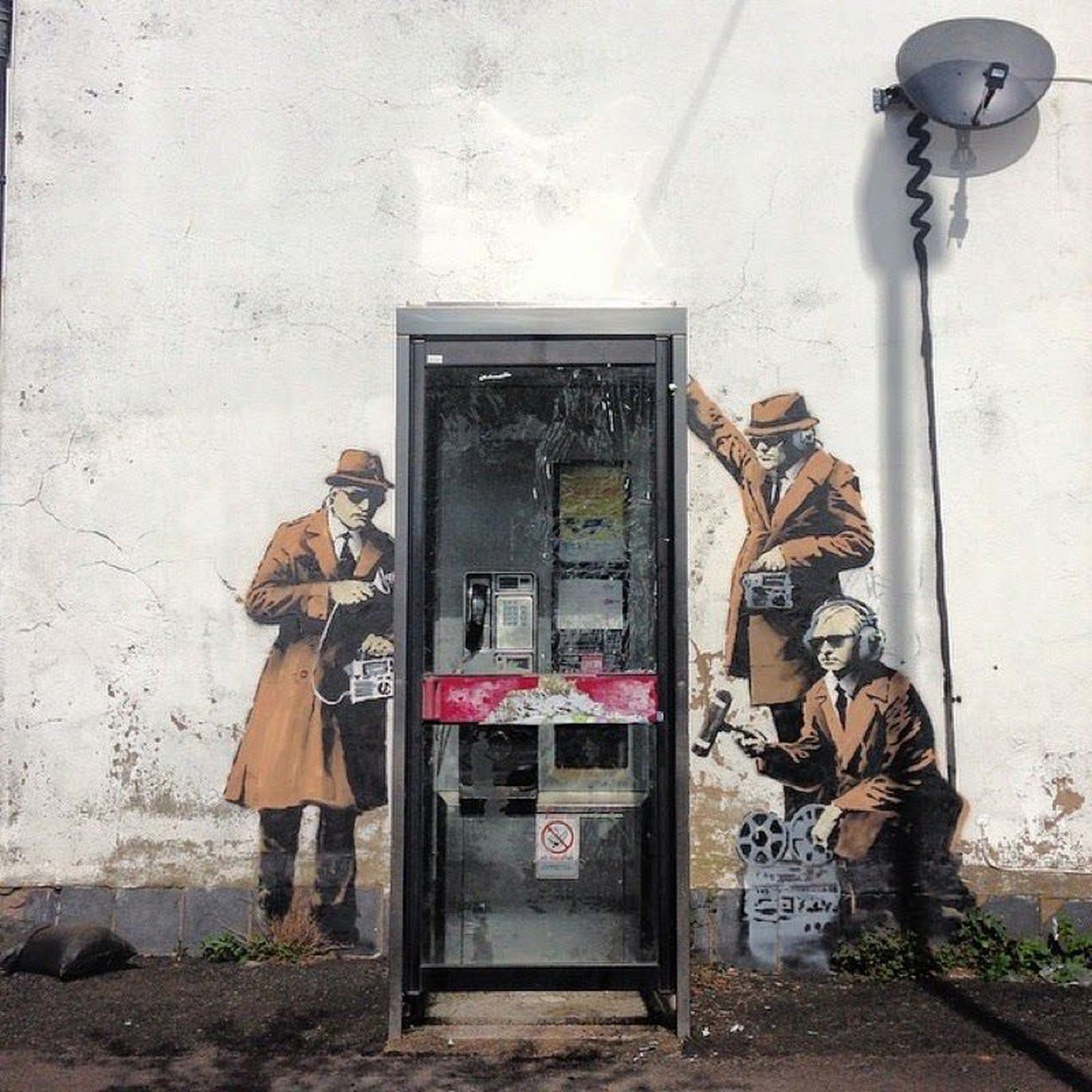 1370x1370, 276 Kb / телефон, будка, прослушка, граффити, Banksy