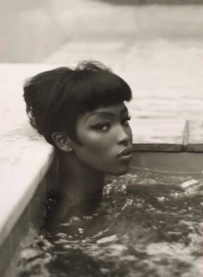 674x918, 31 Kb / женщина, негритянка, купается, вода, ч/б, Naomi Campbell