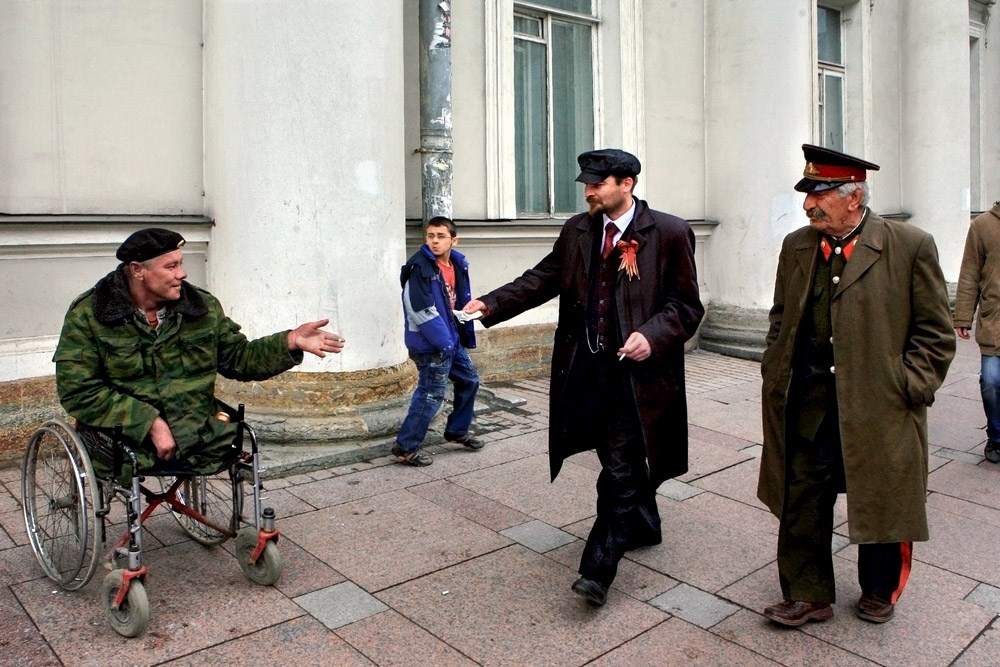 1000x667, 182 Kb / инвалид, коляска, ленин, сталин, нищий, деньги