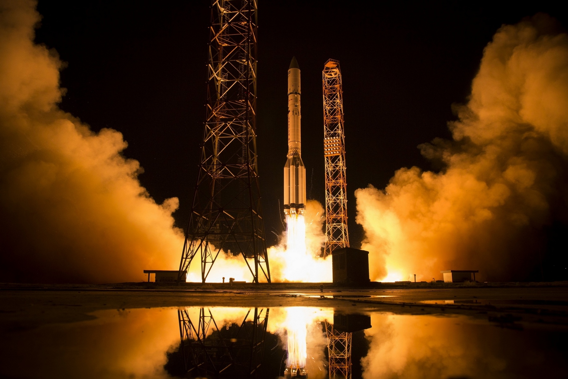 1843x1229, 627 Kb / ночь, запуск, взлет, ракета, космодром