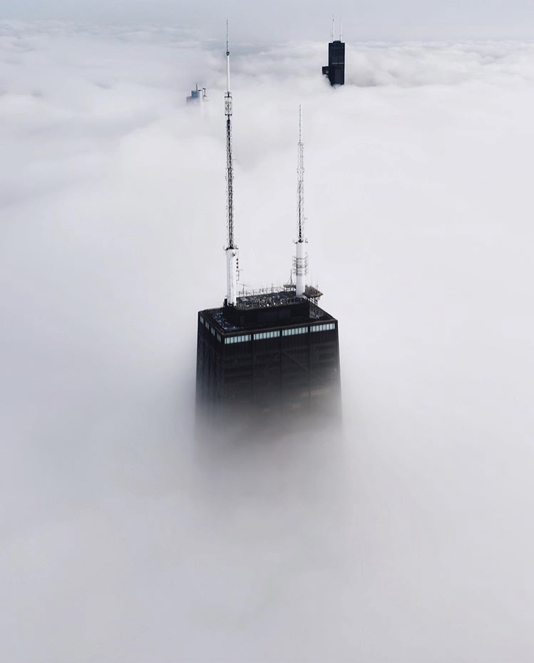 749x929, 67 Kb / небоскрёб, антенны, облака, день