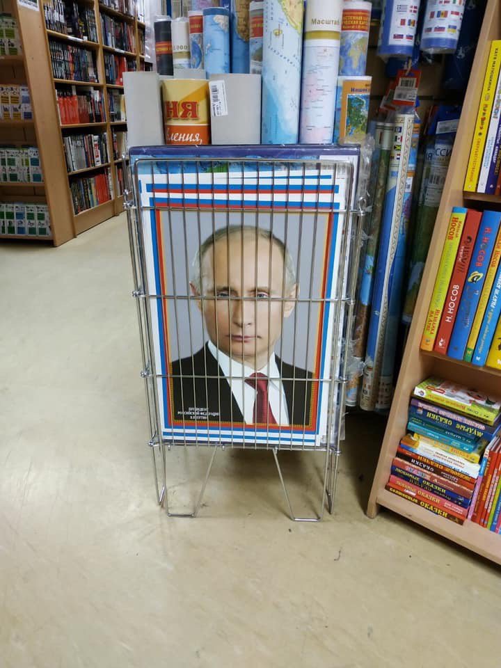 720x960, 102 Kb / путин, решетка, книги