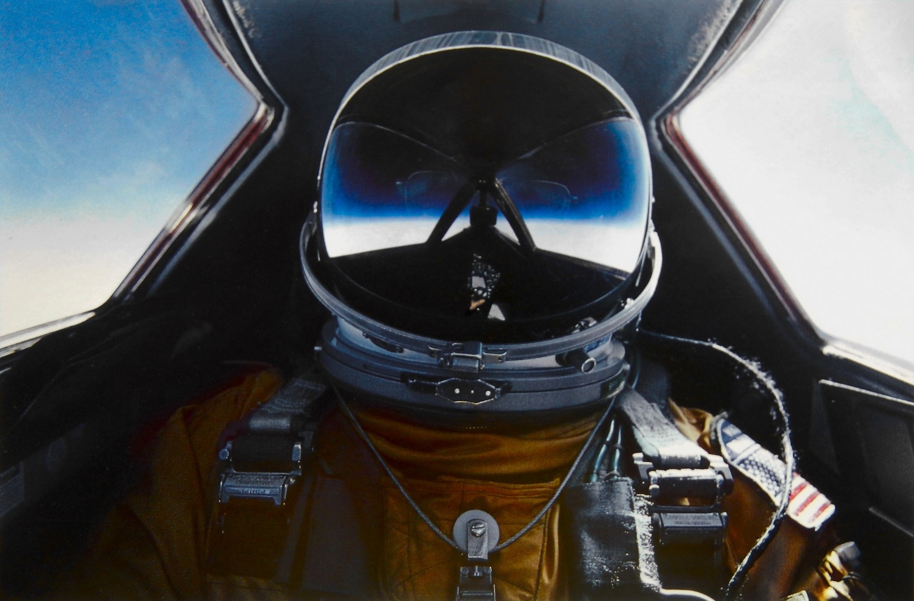 1883x1238, 361 Kb / самолёт, SR-71, рекорд, селфи, шлем, отражение, разведчик, пилот, костюм, локхид мартин