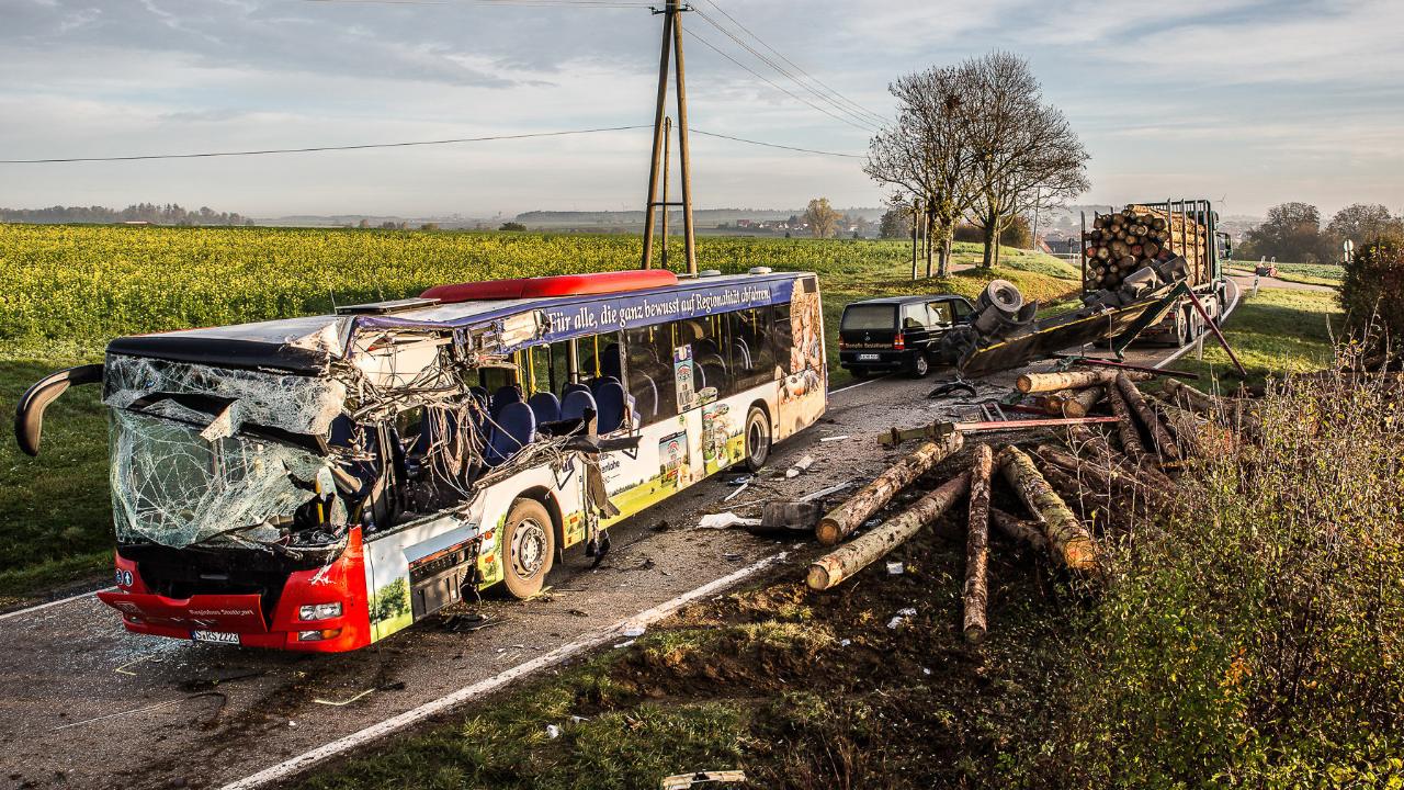 1280x720, 270 Kb / авария, автобус, грузовик, лесовоз, поле, дорога