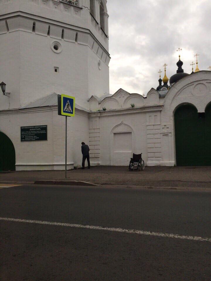 720x960, 65 Kb / храм, кресло, знак, отлил, коляска