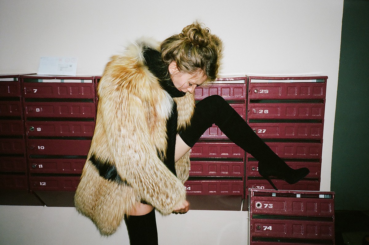 1200x795, 252 Kb / блондинка, подъезд, шуба, сапоги, ящики, почта, конверт, ботфорты, парадное