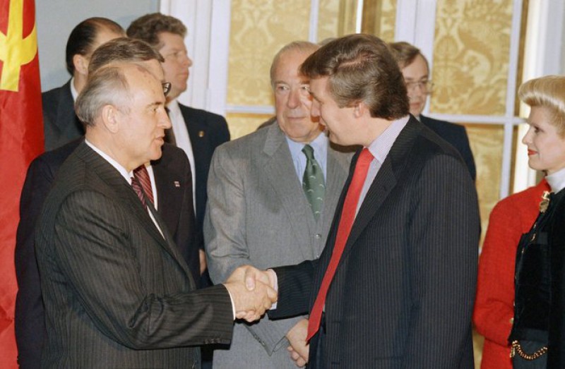 800x523, 90 Kb / Горбачев, Трамп, Госдеп, США, рукопожатие, пиджак, флаг, встреча, завтрак