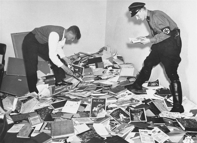 800x581, 146 Kb / нацисты, ч/б, свастика, книги, фотографии, фуражка, сапоги, пистолет