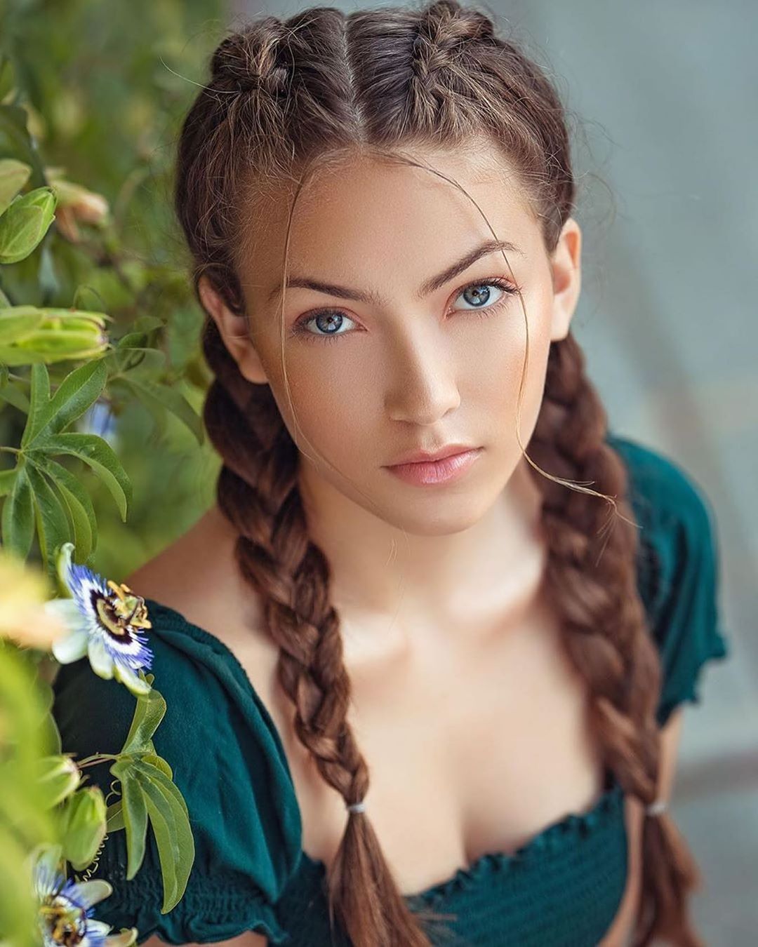 1080x1350, 168 Kb / глаза, взгляд, трава, цветы, косички