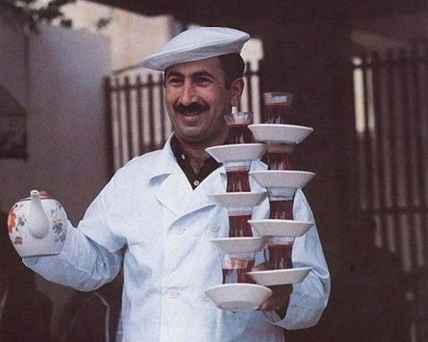 604x483, 48 Kb / разносчик, чай, Азербайджан, Баку, ссср, халат, заварник, стакан, блюдце, чашка, усы, улыбка, чайхана, кафе
