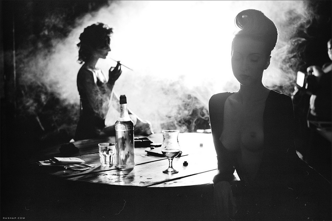 1068x712, 141 Kb / женщины, сигарета, дым, прическа, стол, ч/б, бокалы, бутылка