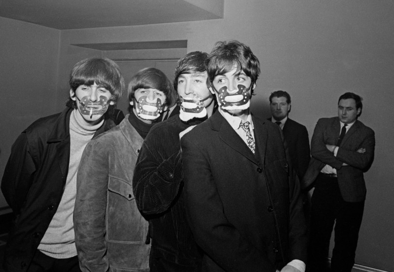 800x551, 90 Kb / битлз, beatles, маккартни, леннон, ч/б, сигарета, маска, смог, Англия