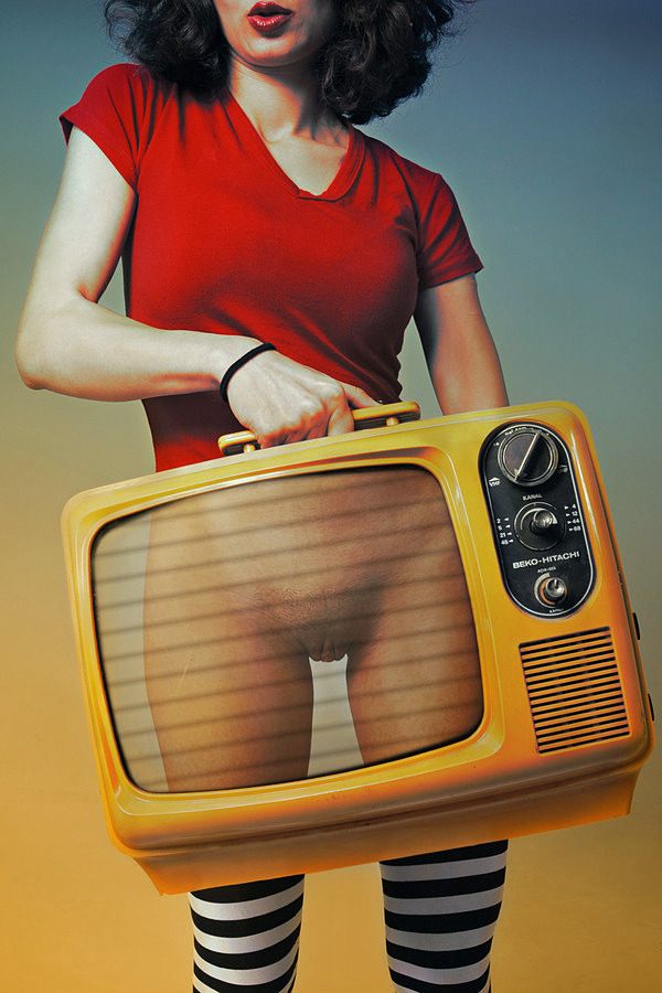 600x900, 156 Kb / телевизор, брюнетка, чулки, пизда