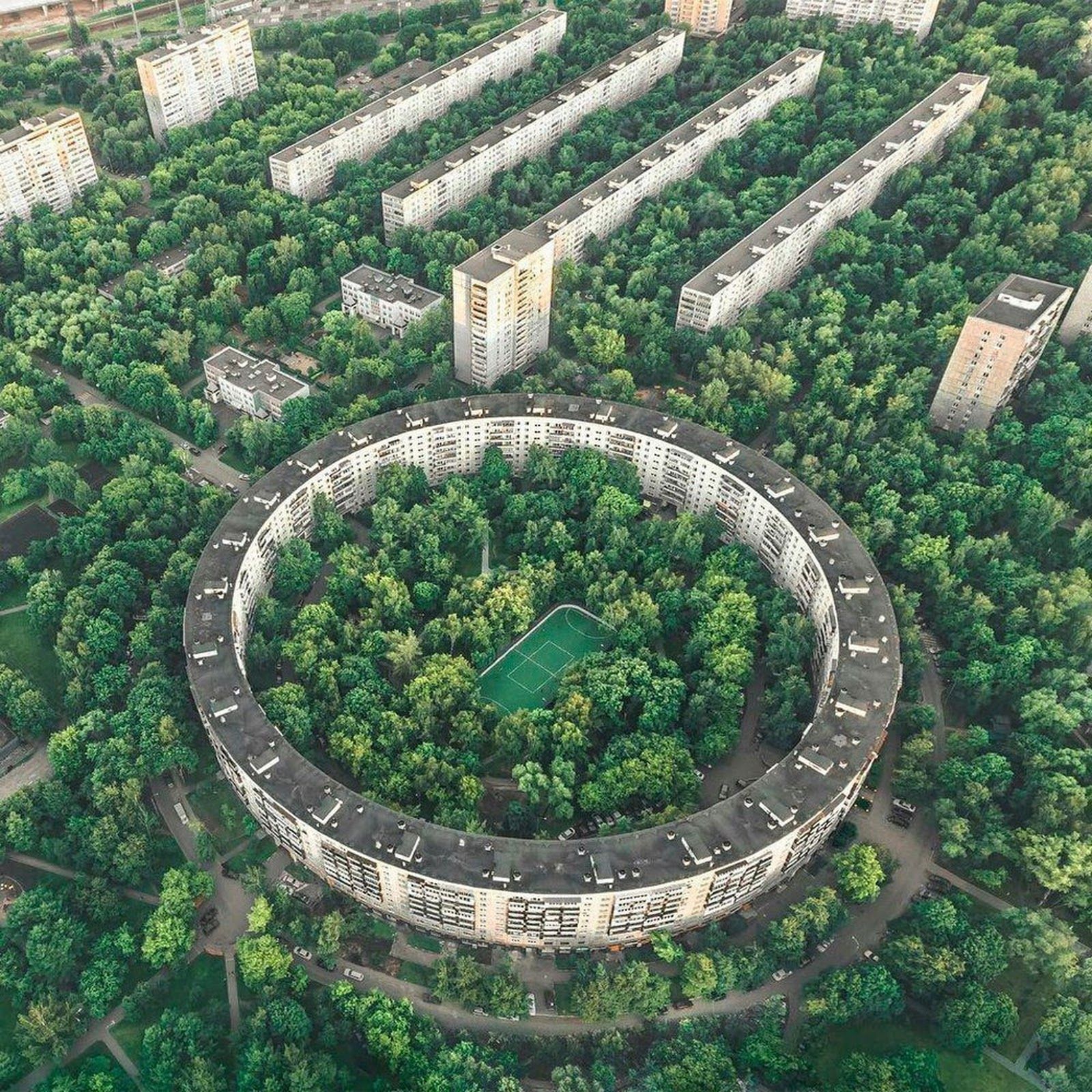 1600x1600, 631 Kb / дом, круг, поле, площадка, Москва, круглый дом