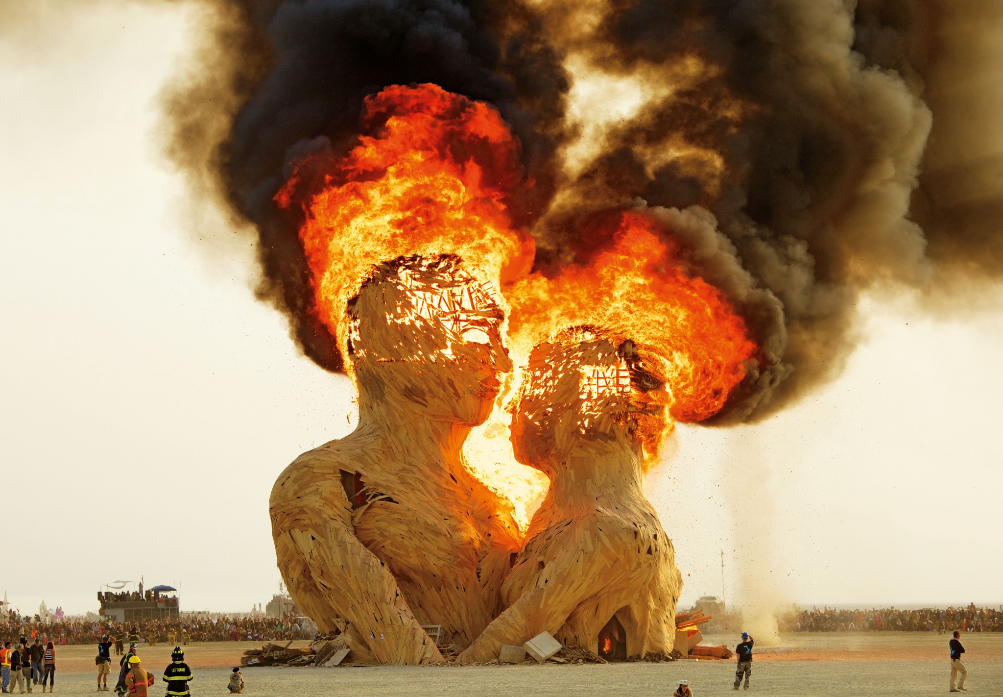 2048x1422, 552 Kb / Burning Man, fire, people, festival, огонь, фигуры, доски, статуя, пустыня