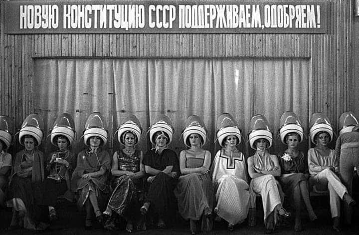 720x471, 73 Kb / конституция, ссср, ч/б, бигуди, женщины, парикмахерская, одобрение