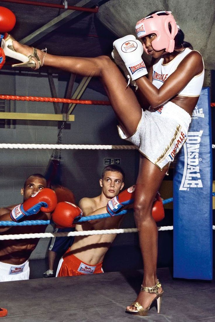 736x1104, 146 Kb / бокс, чернокожая, шлем, перчатки, каблуки, ринг, Naomi Campbell