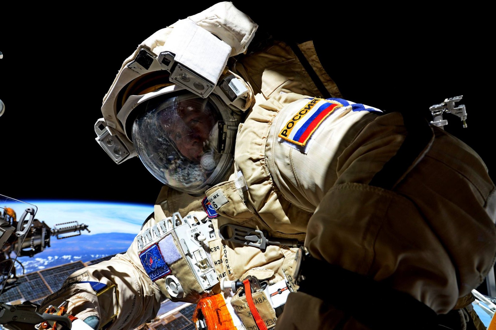 1600x1065, 332 Kb / космос, орбита, скафандр, космонавт