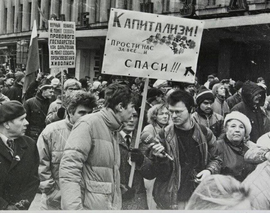 900x710, 223 Kb / демонстрация, протест, плакат, ч/б, капитализм, ссср, журналист