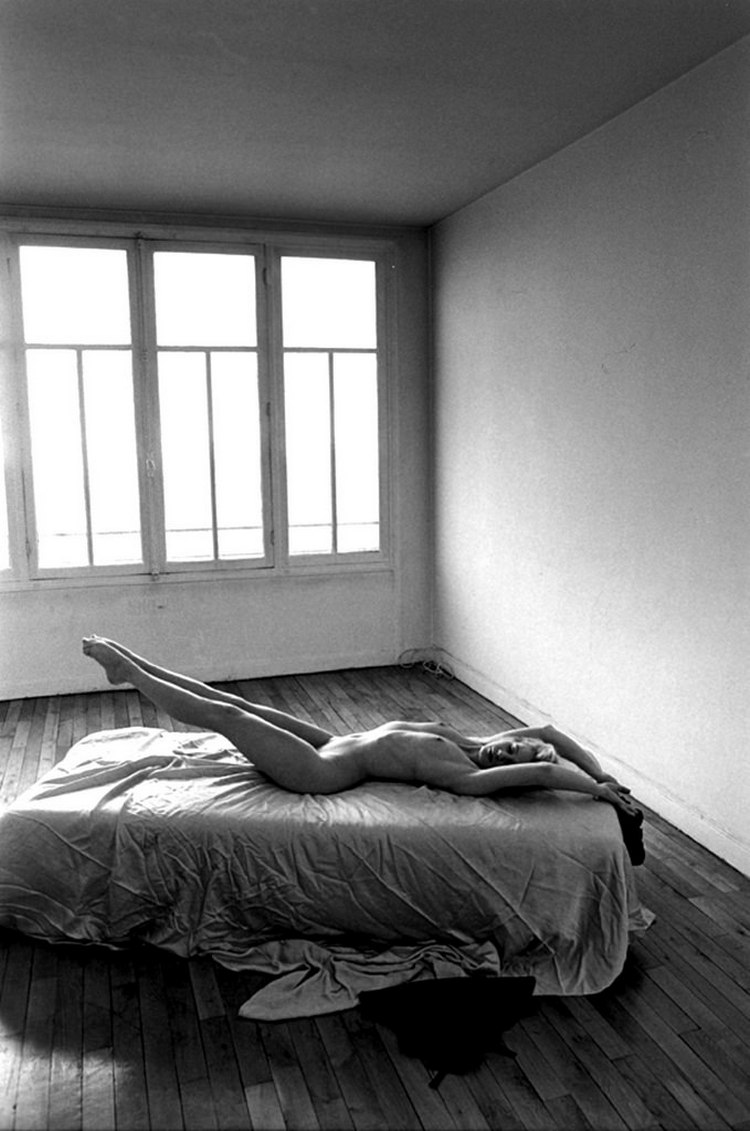 750x1131, 122 Kb / женщина, ч/б, кровать, простыня, комната, окно, Jeanloup Sieff