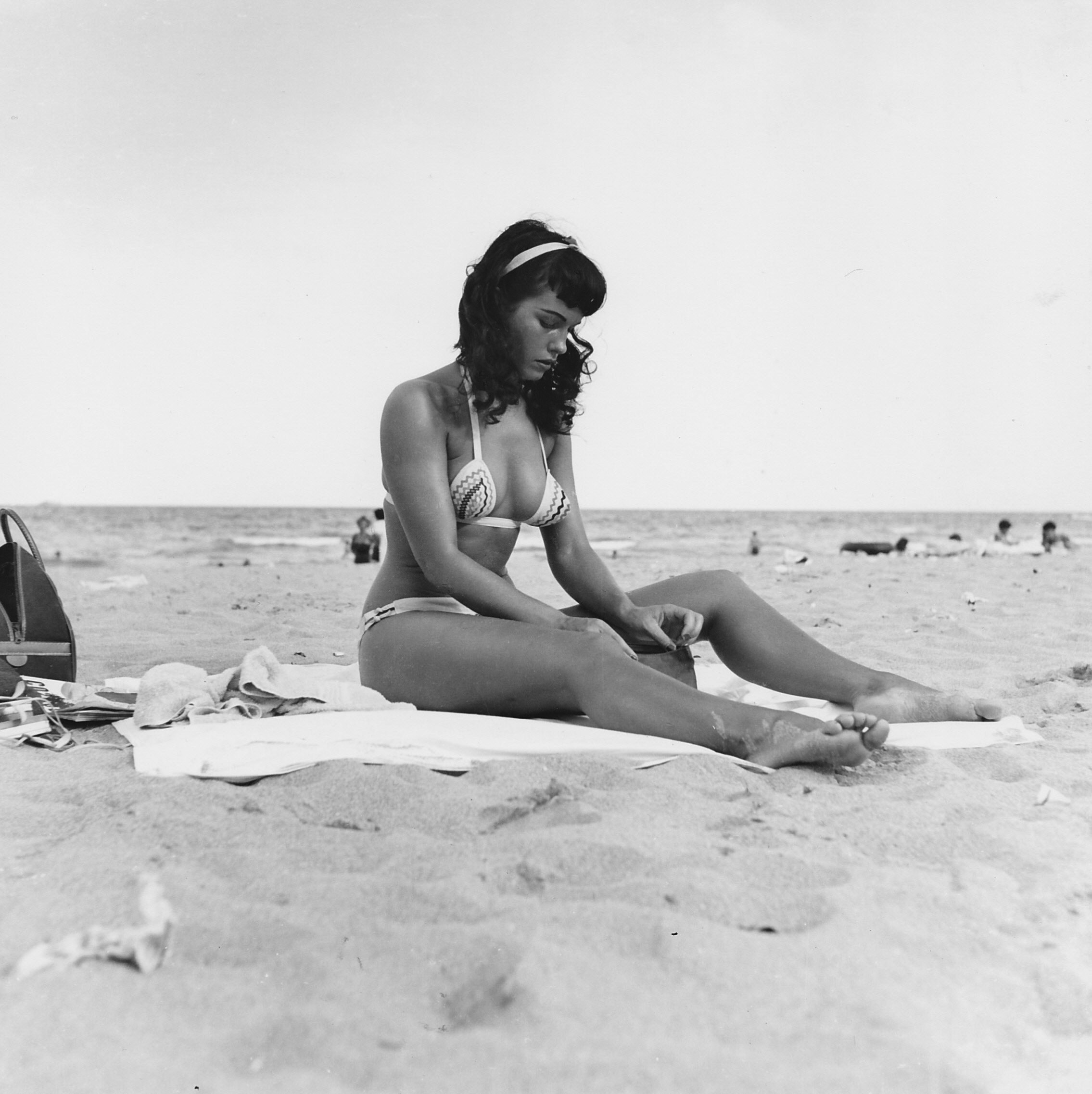 2270x2274, 446 Kb / песок, пляж, море, ч/б, бетти пейдж, Bettie Page